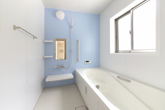 浴室ブルー壁